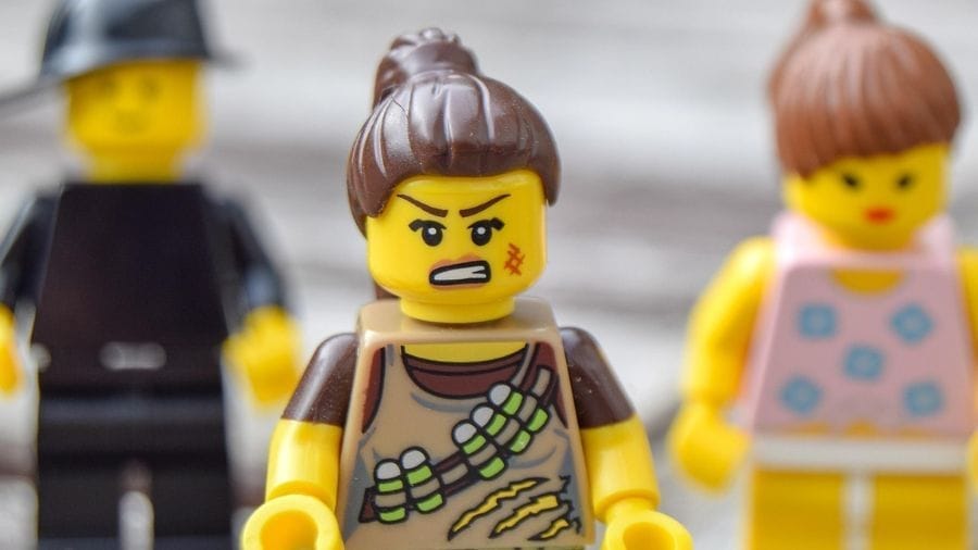 Boos LEGO-poppetje als metafoor voor emotionele explosie bij ADHD tijdens stressvolle communicatie