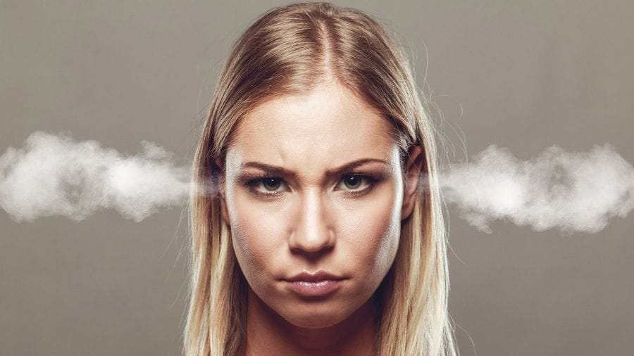 Vrouw met ADHD die overprikkeld is — symbolisch uitgebeeld met stoom uit haar oren, als metafoor voor mentale overbelasting.