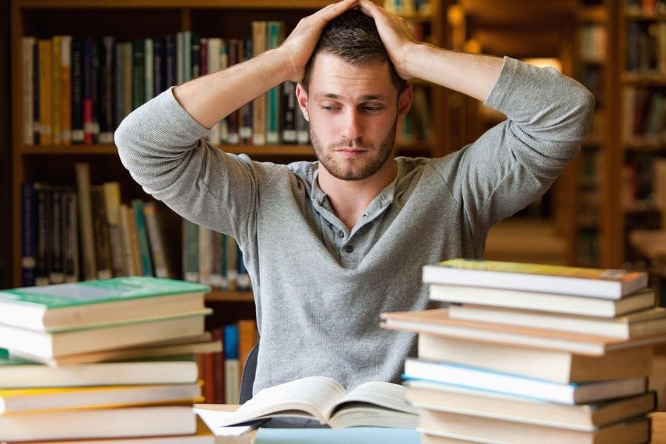 an ervaart frustratie in relatie door ADHD en houdt handen boven zijn hoofd