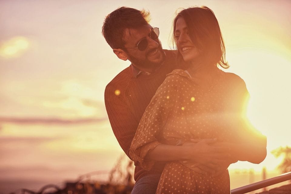 Liefdeskoppel geniet samen in het zonnetje en ervaart verbinding ondanks ADHD