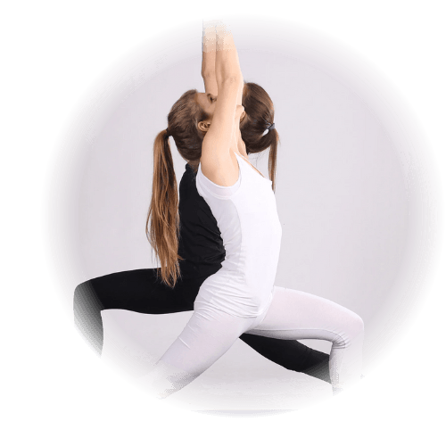 Zwei Frauen die In YogaPose die Arme heben. Eine in schwarz und eine in weiß gekleidet als Symbol für Balance