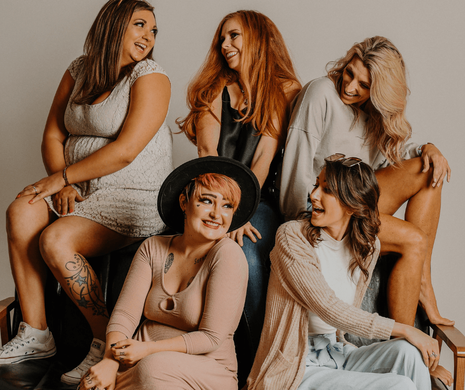 Fünf unterschiedliche Frauen, die Sitzen. Zwei vorne und drei hinten. Alle sind individuell gekleidet was ein Sinnbild für Authentizität bedeutet.