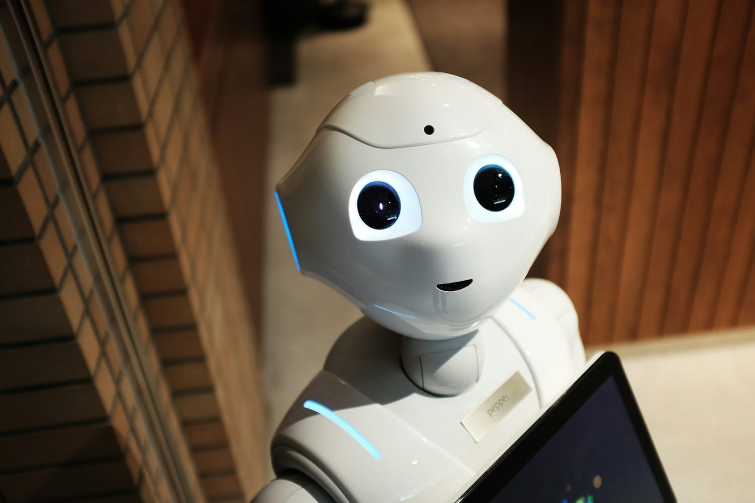 Robot humanoïde avec un écran interactif, illustrant l'usage de l'intelligence artificielle et de l'automatisation pour les entreprises. Idéal pour illustrer une formation en intelligence artificielle à Genève, Lausanne ou en ligne.