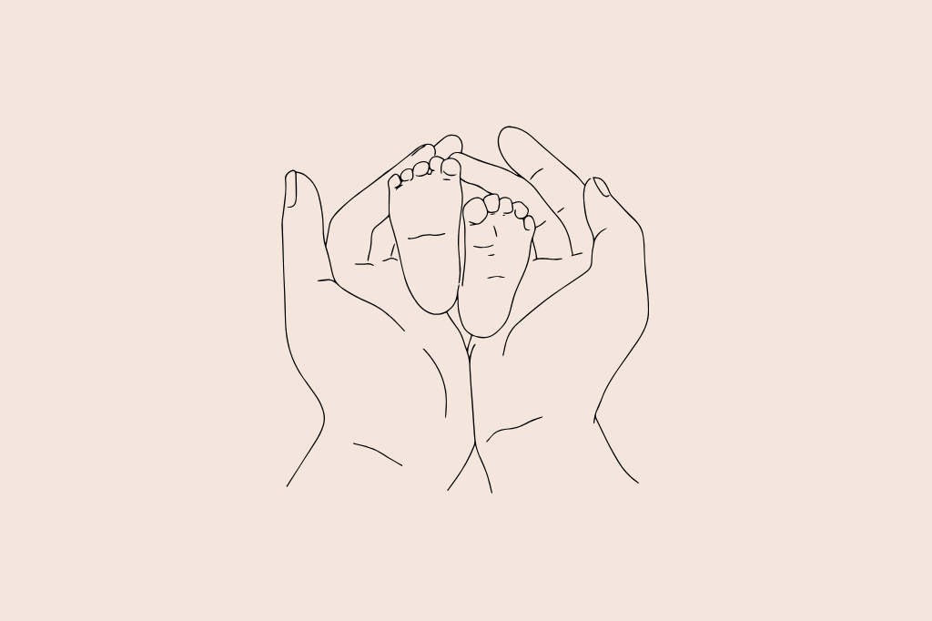 Parent tenant les pieds d’un bébé pour apaiser tension et fatigue avec la réflexologie