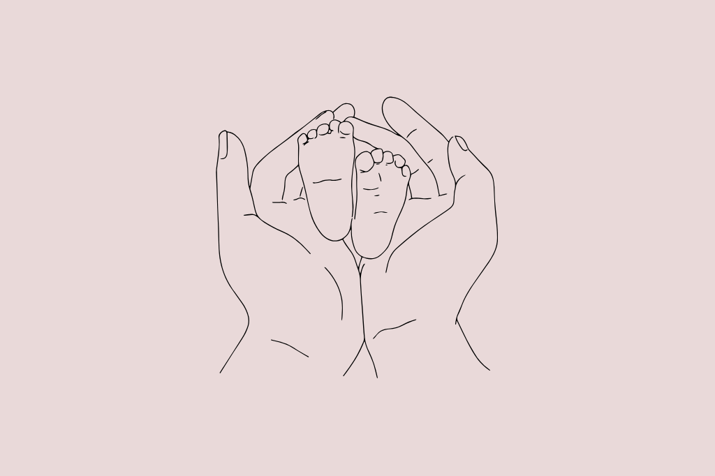 Parent tenant les pieds d’un bébé pour apaiser tension et fatigue avec la réflexologie