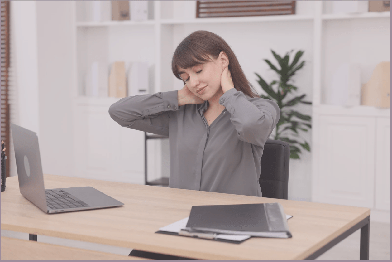 AI-generert bilde av fem damer som står på et kontor å strekker opp armene