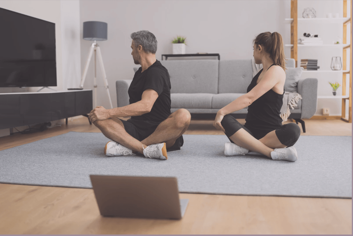 AI-generert bilde av fem damer som står på et kontor å strekker opp armene