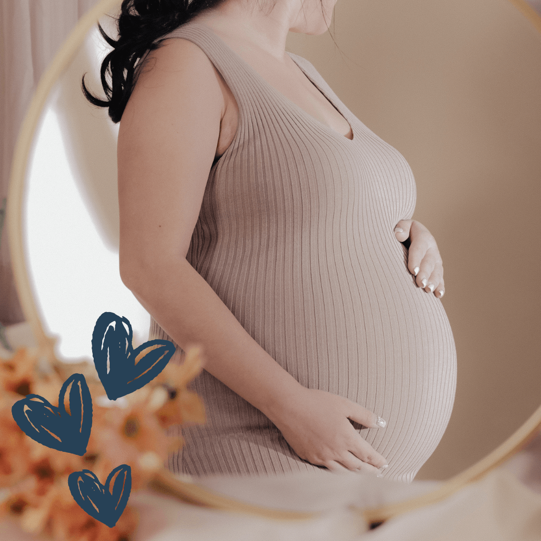 Femme enceinte qui se regarde dans un mirroir