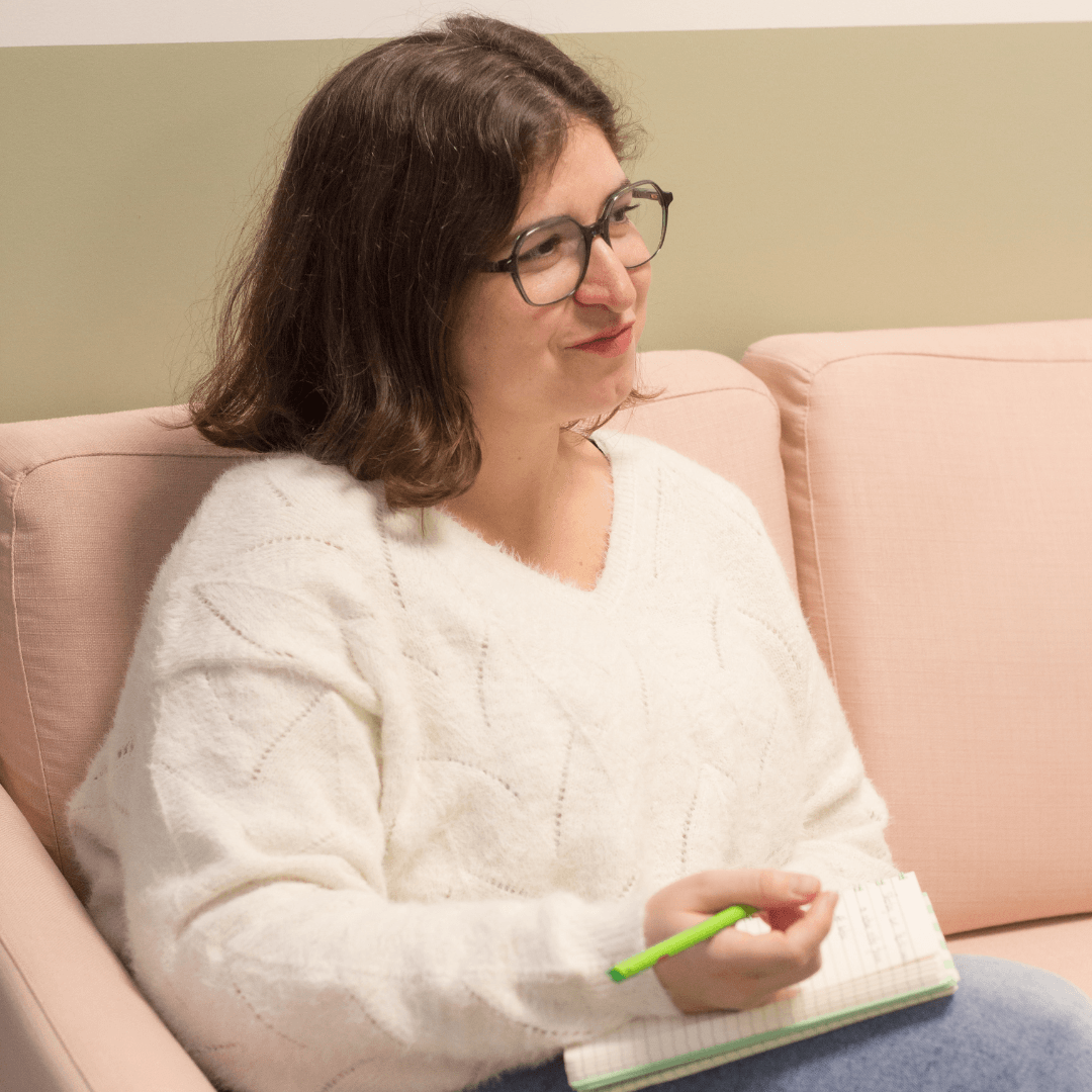 photo de moi qui prend des notes en écoutant une personne