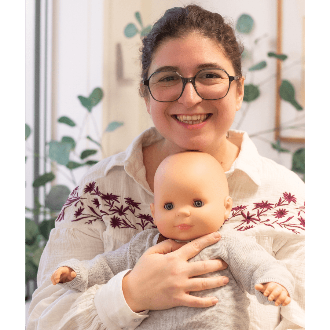 Photo de moi qui sourit avec un poupon 