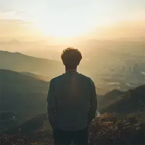 jeune homme de dos face à l'horizon cherche son orientation