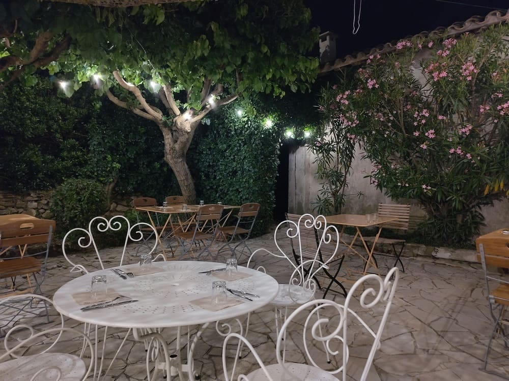 cour nuit restaurant