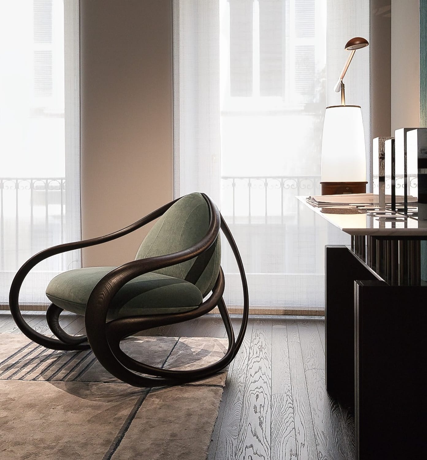 Eleganza moderna: angolo relax con poltrona di design e luce naturale