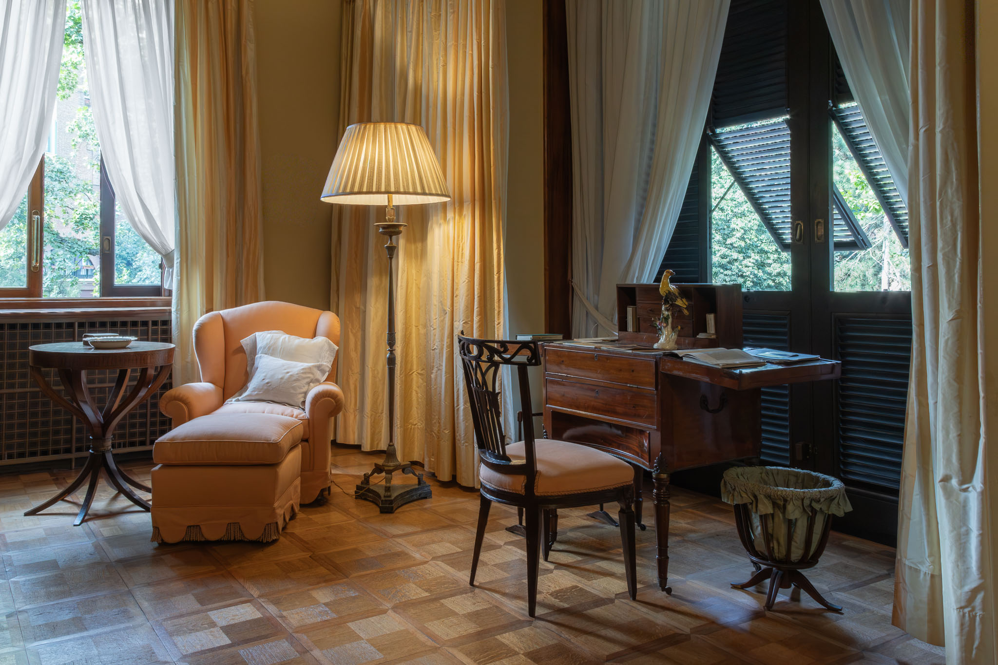 angolo-salotto-classico-con-dettagli-depoca-e-luce-naturale