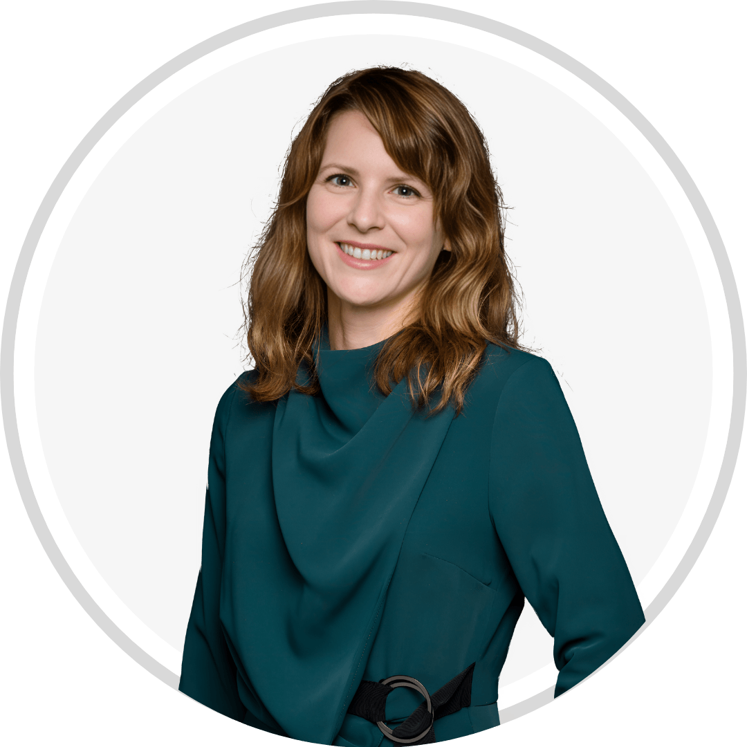 Portrait of Camille, founder and coach at Sparkli, smiling with authenticity and presence