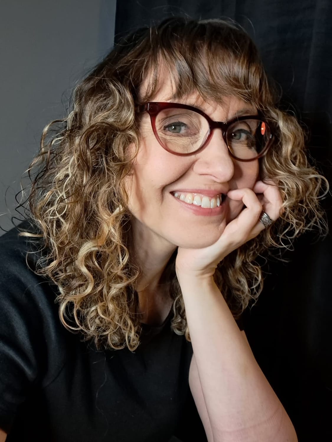 Kuvassa on kurssin opettaja Sirkku. Hän hymyilee.