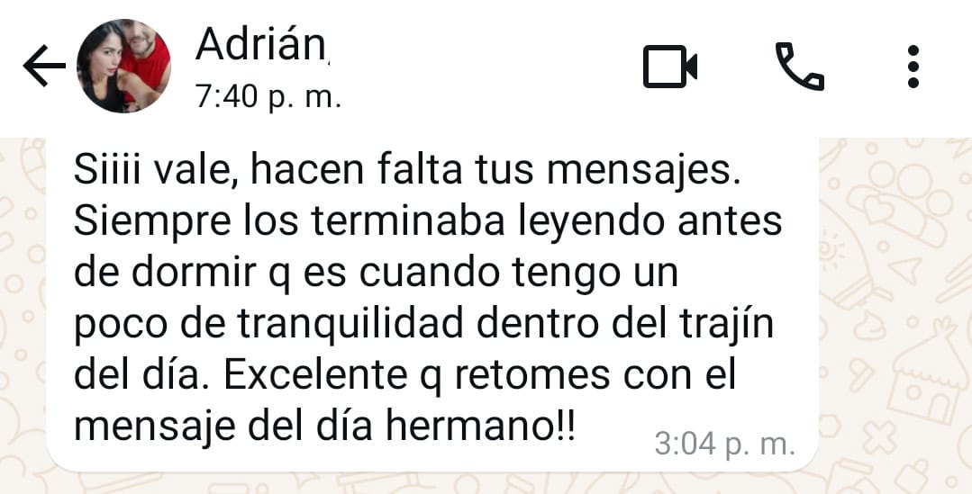 Comentarios y testimonios de lectores de El Mensaje de HOY validando la transformación y alineación energética semanal. "Sííí vale, hacen falta tus mensajes. Siempre los terminaba leyendo antes de dormir que es cuando tengo un poco de tranquilidad dentro del trajín del día. Excelente que retomes con el mensaje del día hermano!" (Adrián)