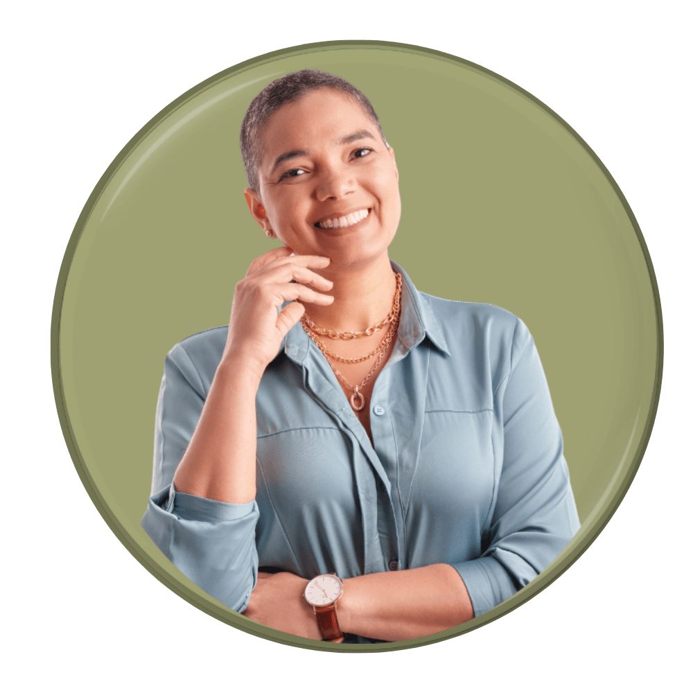  Mujer sonriente de cabello corto con camisa como verde oliva, joyas doradas y reloj marrón, posando de forma cercana y amigable con la mano en el mentón. La imagen tiene fondo verde suave en círculo, transmitiendo calidez, confianza y serenidad. Representa a Leiby Díaz, psicóloga y acompañante emocional de mujeres que atraviesan el proceso de cáncer de mama.