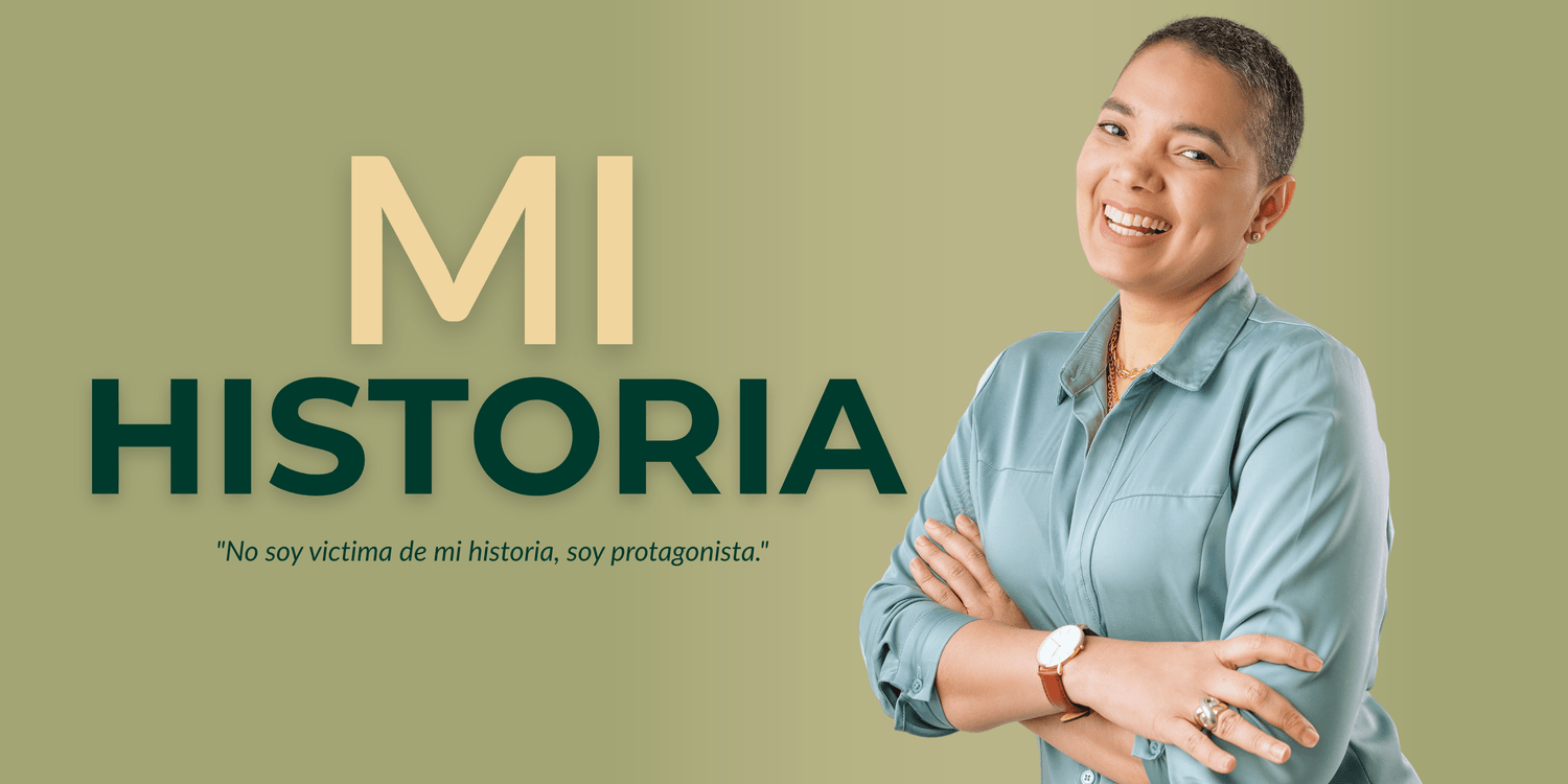 "Banner de la sección 'Mi Historia' de la página web de Leiby Díaz. Aparece Leiby sonriente, de brazos cruzados, vistiendo una verde oliva claro y accesorios dorados. A la izquierda, el título 'MI HISTORIA' en letras grandes, seguido de la frase inspiradora: 'No soy víctima de mi historia, soy protagonista.' Fondo en tonos verde oliva suave, transmitiendo calma y equilibrio."