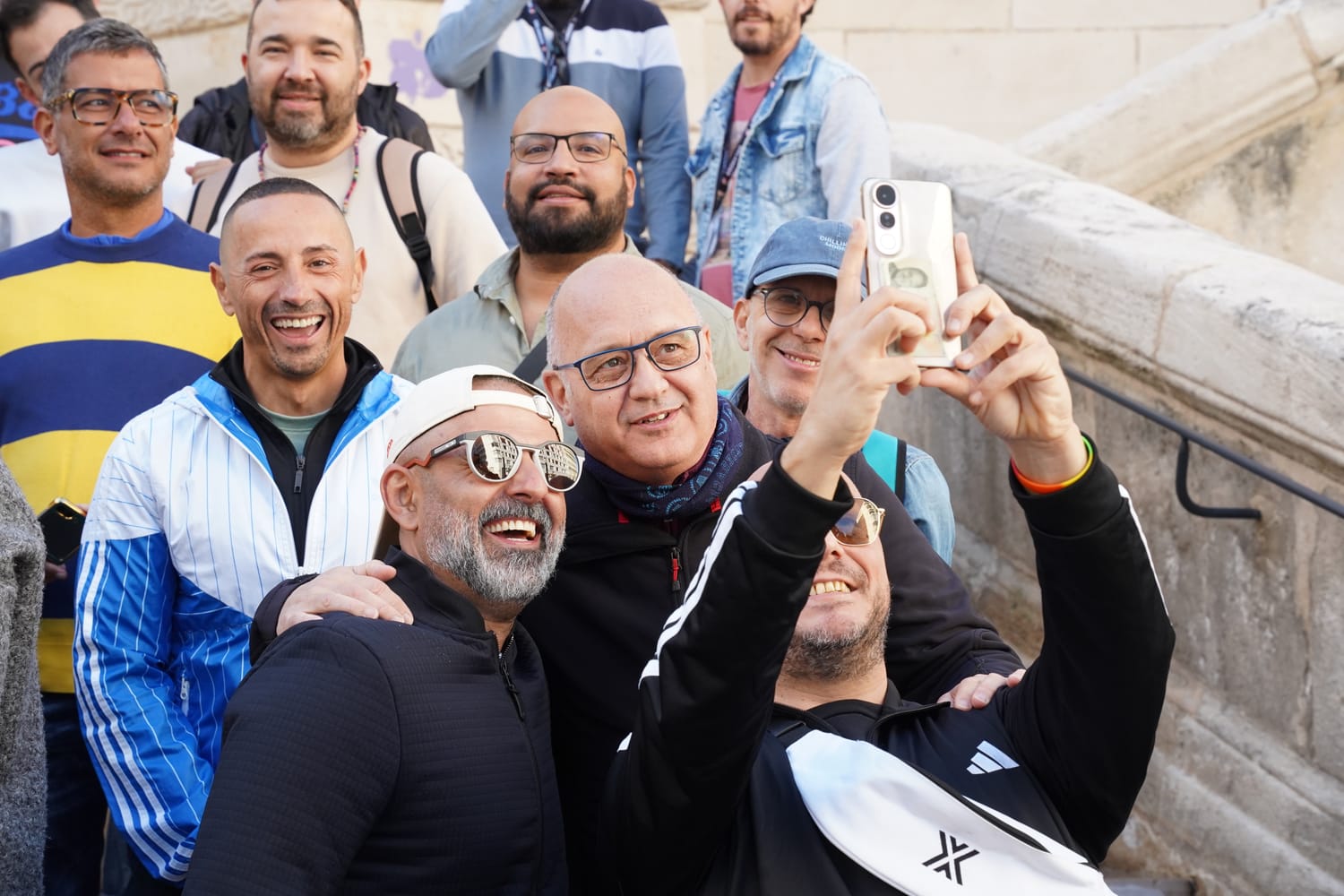 Foto de grupo del Crucero Orlander en una plaza de G&eacute;nova durante una escala