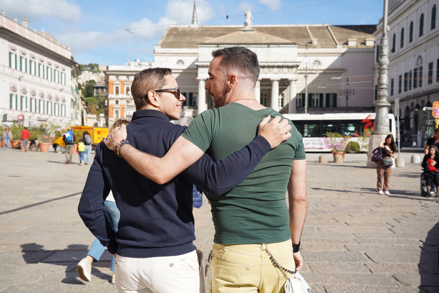 Dos compa&ntilde;eros del Crucero paseando del brazo por una plaza italiana