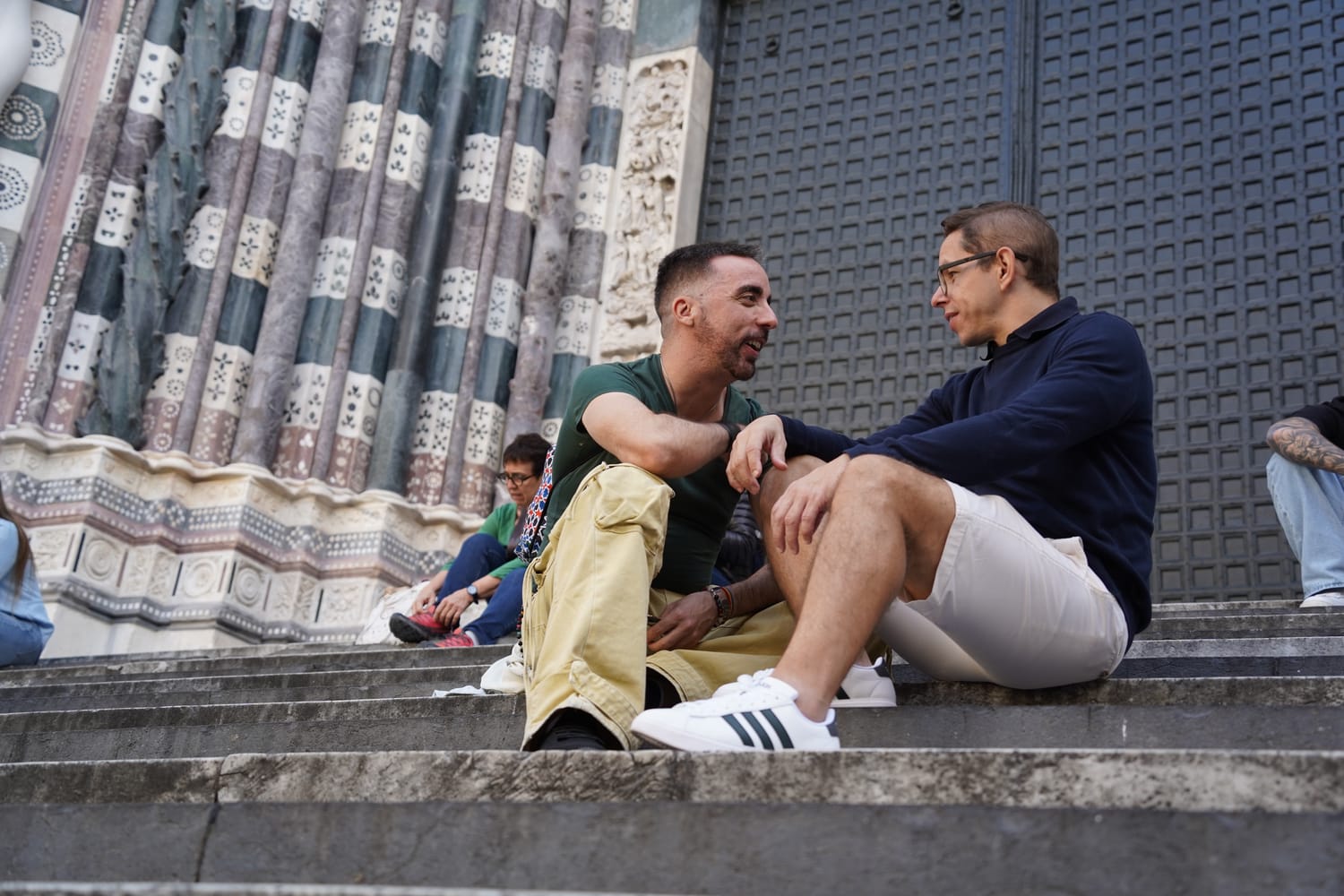 Dos compa&ntilde;eros hablando en las escaleras del Duomo durante una escala
