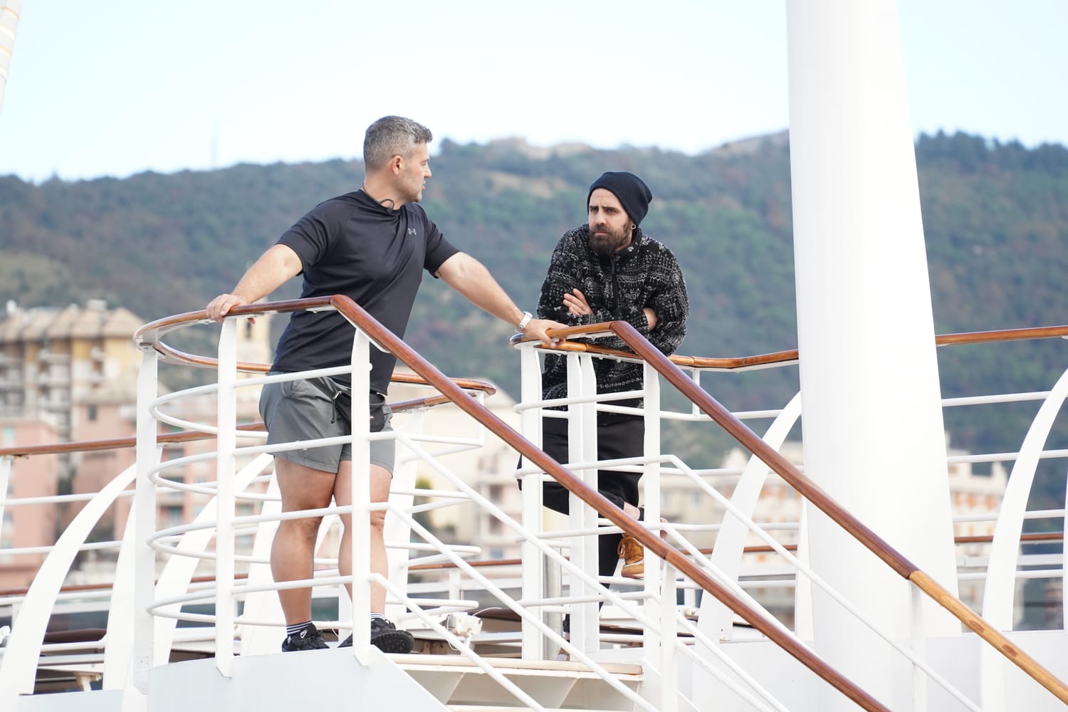 Cena a bordo del Crucero Orlander: tres compa&ntilde;eros compartiendo mesa y vino