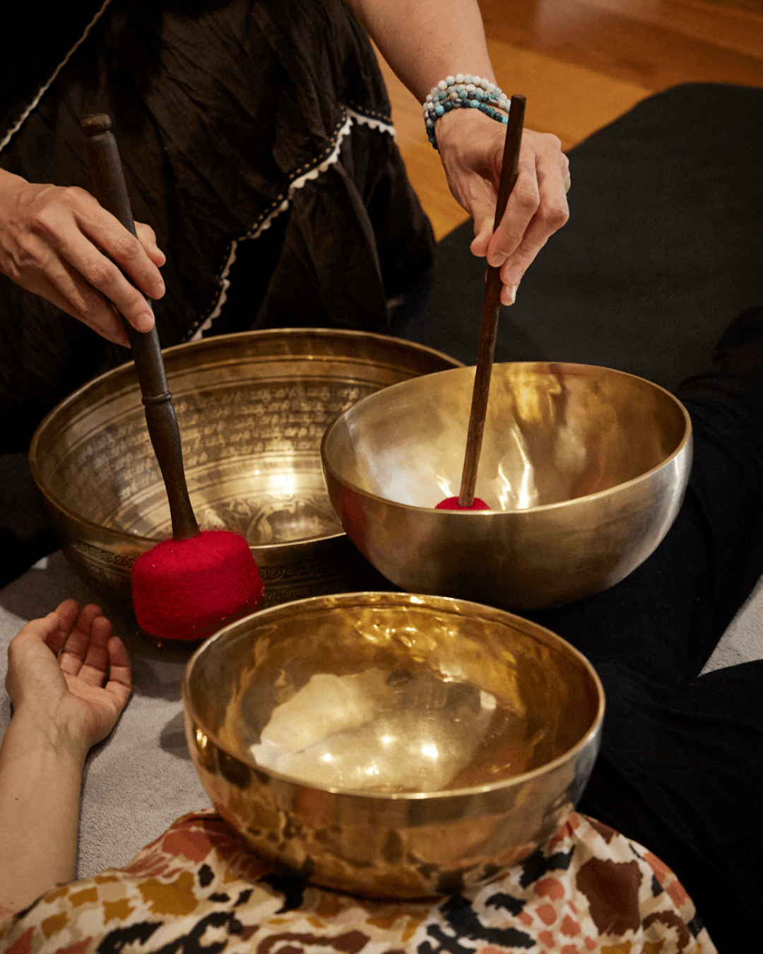 Pratique des bols chantants avec Lézâmso