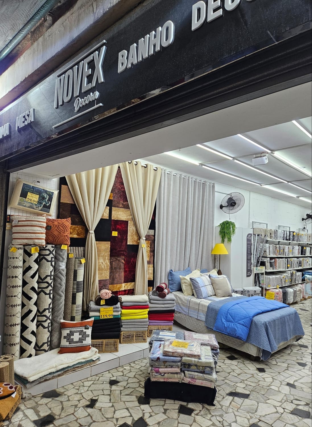 Interior e fachada da Novex Decora no SAARA, Rua da Alfândega, 237