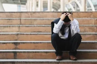 Joven reflexionando sobre su futuro profesional y buscando alternativas al empleo tradicional