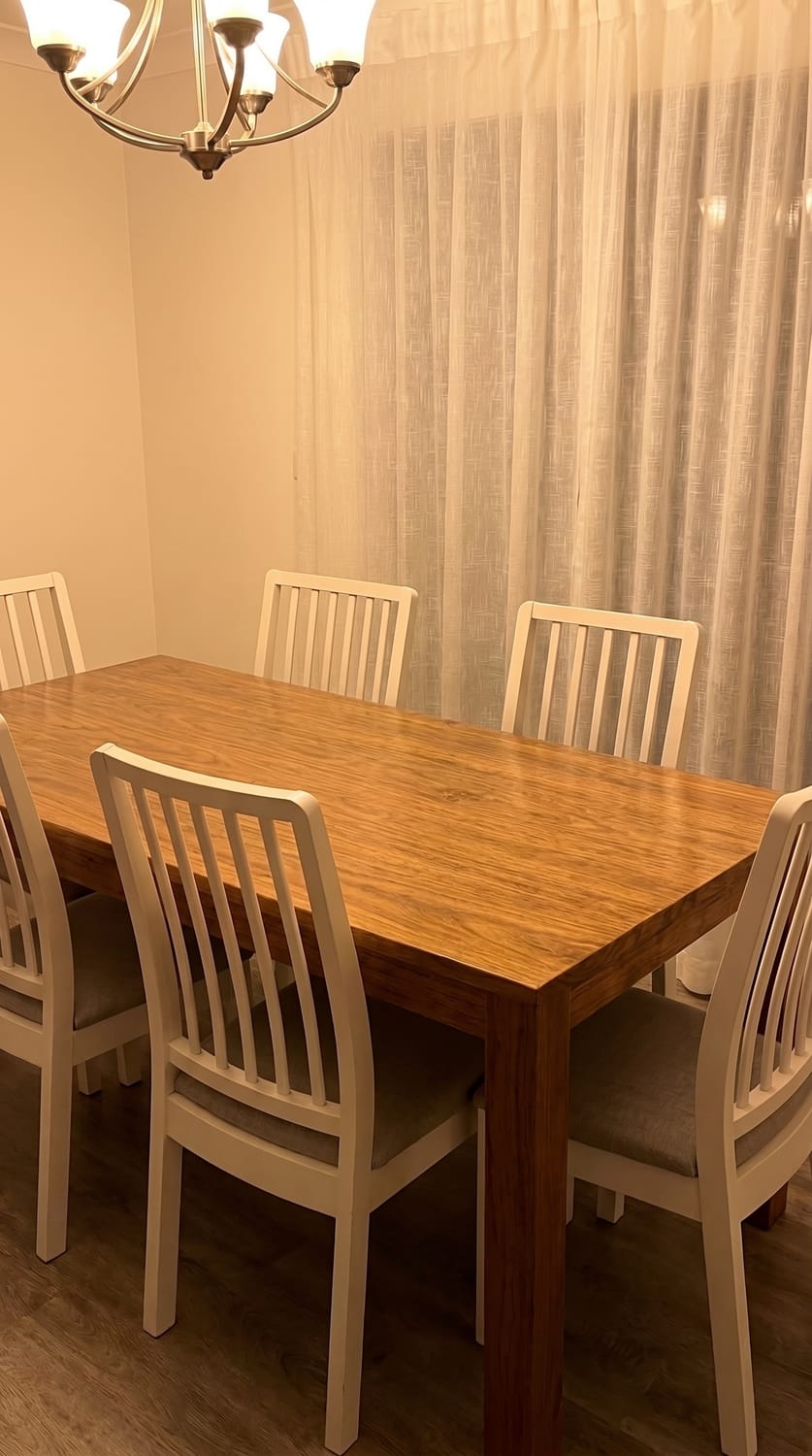 La misma mesa del comedor, despejada