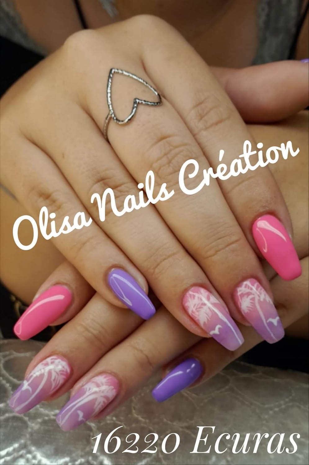 mains ongles dégradés violet palmiers blanc