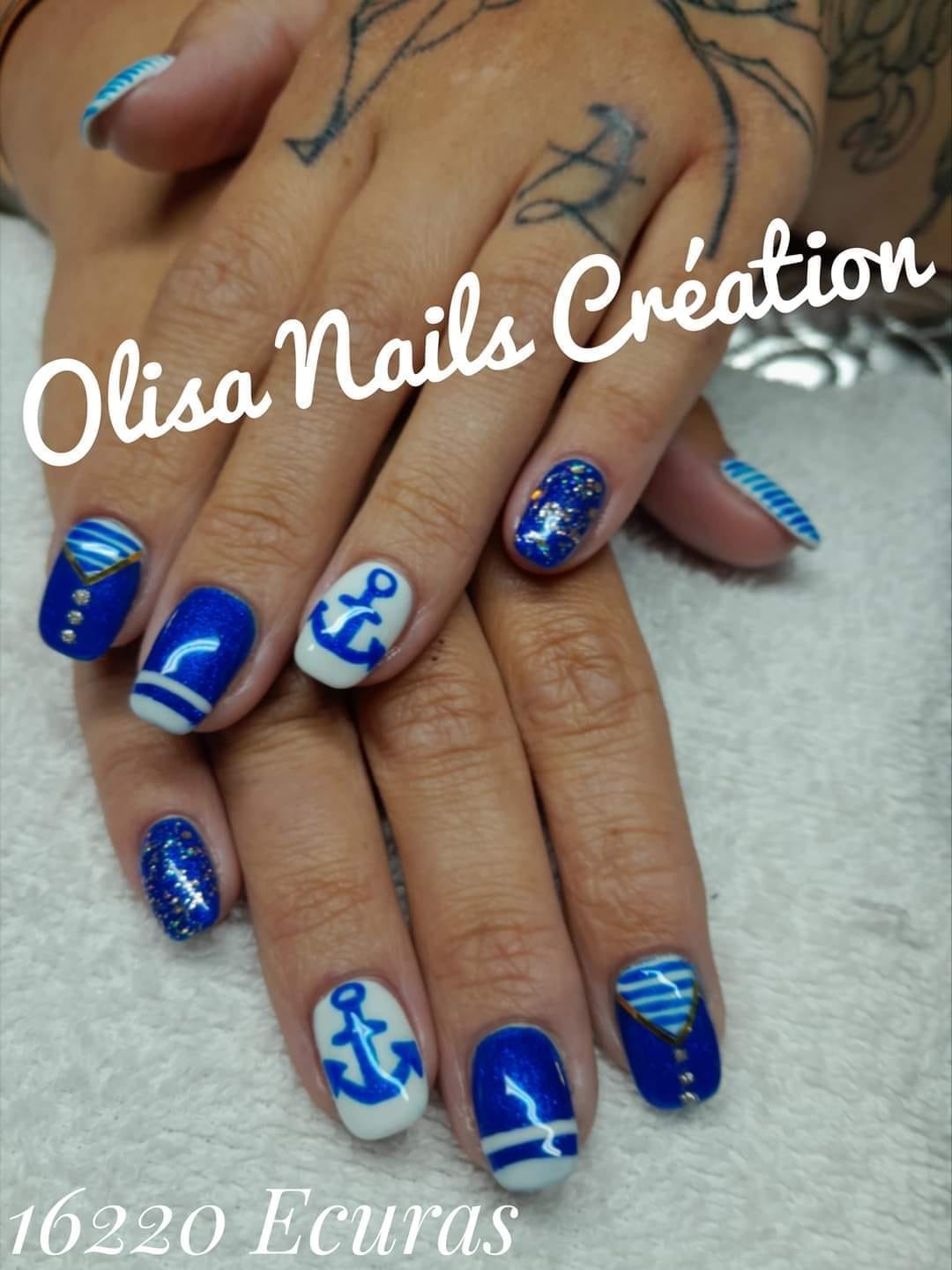 ongles bleu dessins marin ancre et mer