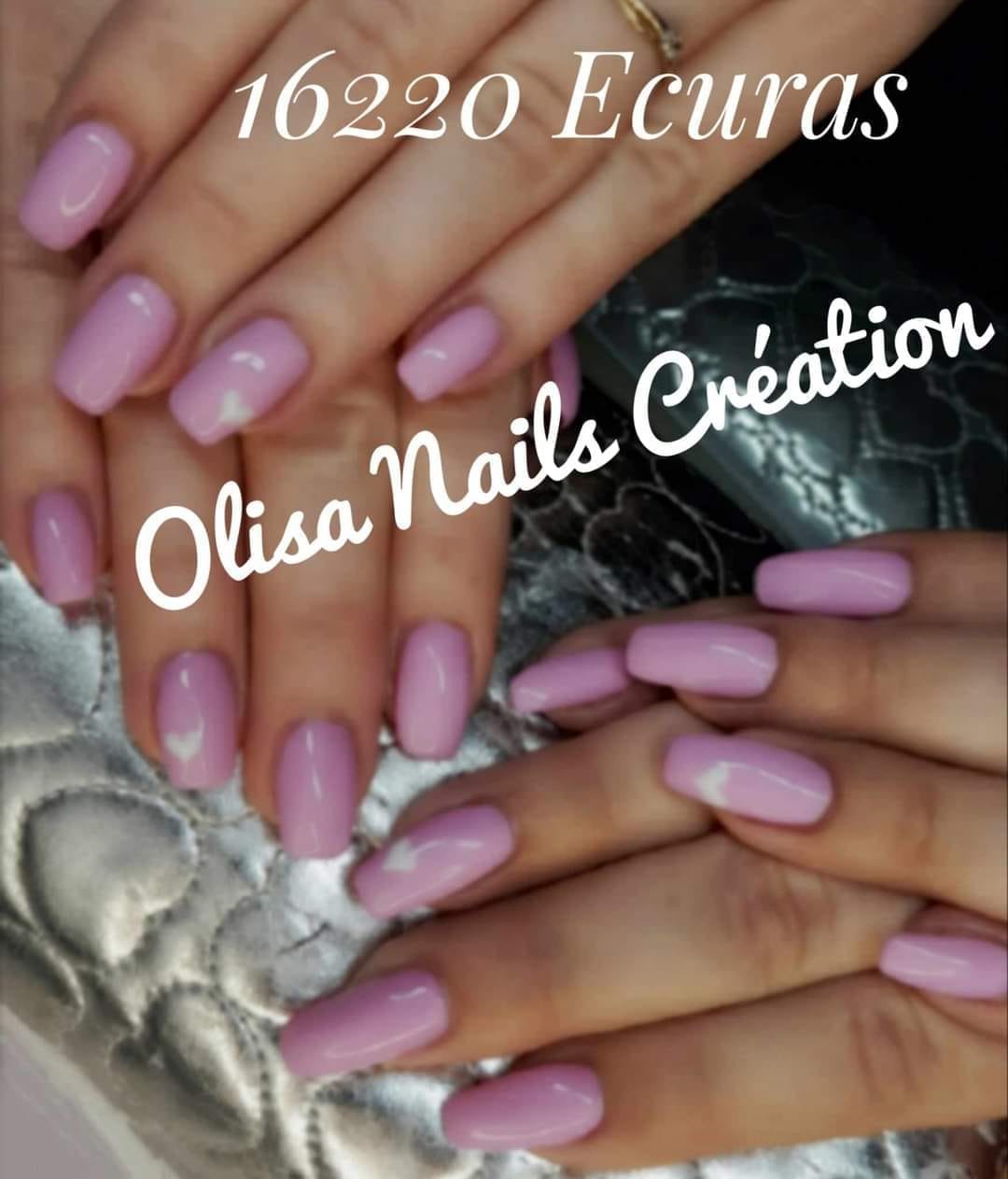 Ongles roses et petits cœurs blancs sur quatre mains  pour deux amies