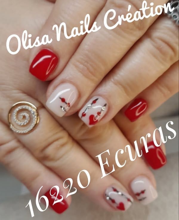 Ongles Saint Valentin rouge à coeurs sur fond nude , style romantique et élégant