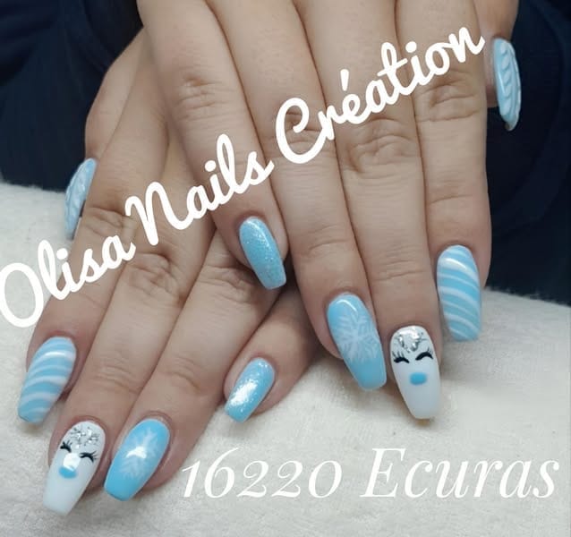 Ongles bleu décorés de flocons délicats et de petits cerfs