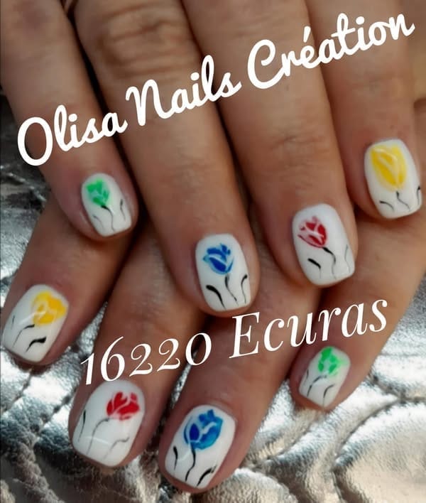 Ongles petites tulipes multicolores printanières pétillantes de fraîcheur