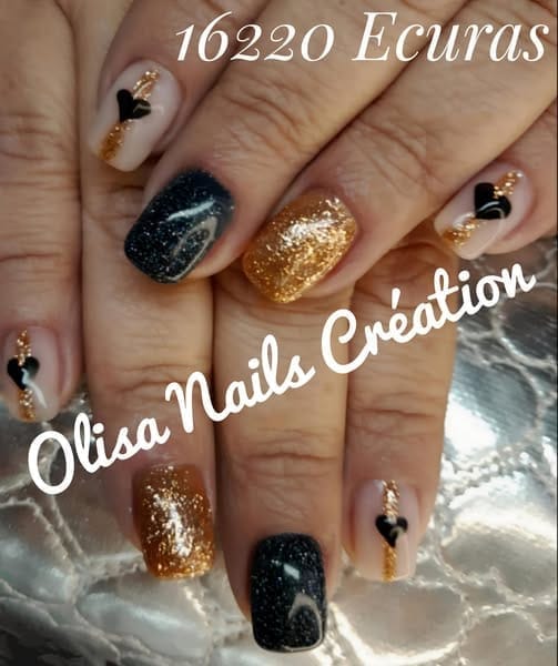 Ongles pour une saint valentin en or métallique