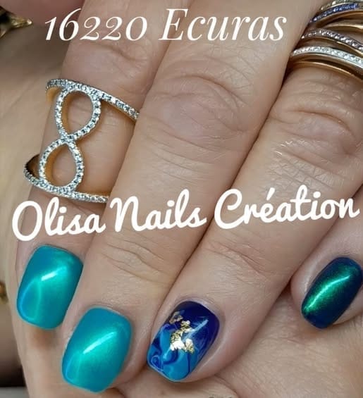 Ongles effets aurores boréales bleu