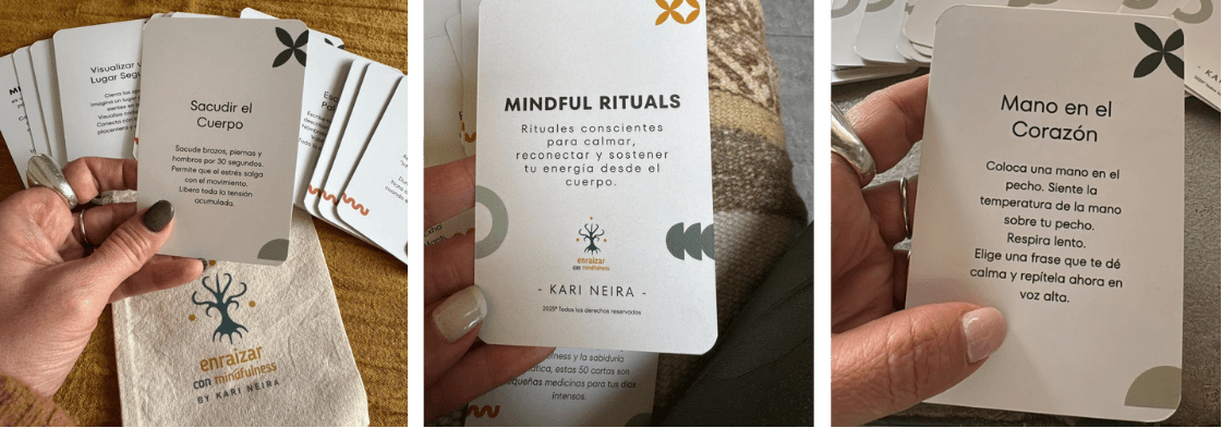 Carta ‘Mindful Rituals – Rituales conscientes para sostener tu energía’ sostenida por una mano sobre una manta; muestra el dorso del mazo.