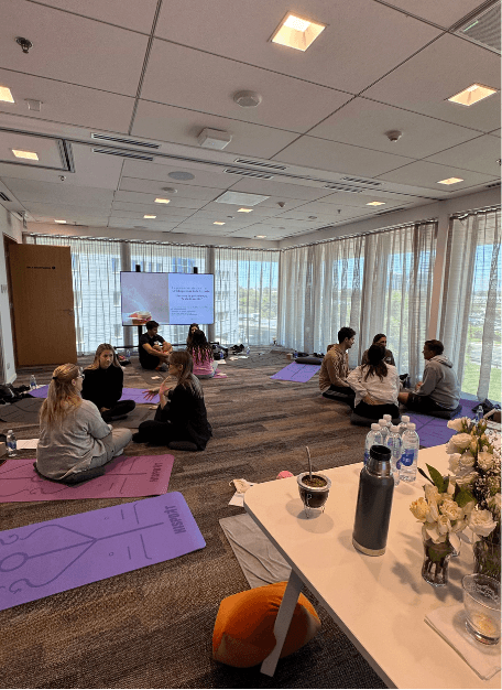 Grupo de profesionales de Coca Cola con Kari Neira.