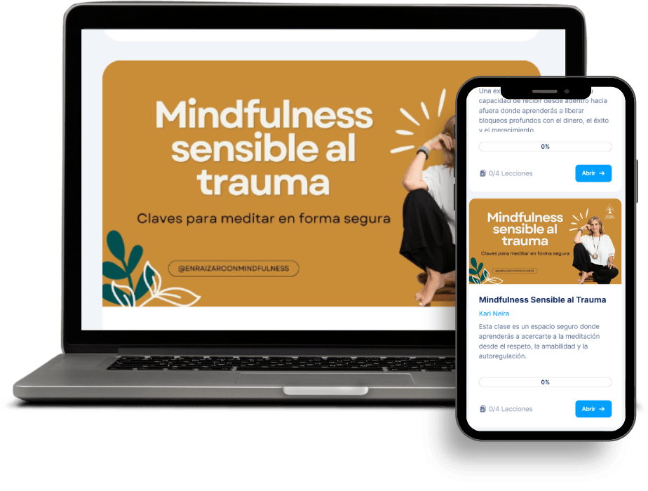 Grupo de personas meditando con las manos juntas en un estudio; imagen mostrada en la pantalla de un portátil