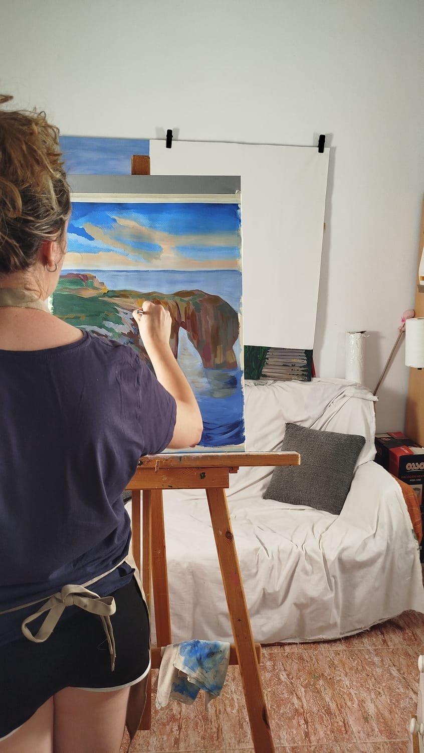 Fotografia del artista Maria José Fernández realizando la obra "Bella Vista"