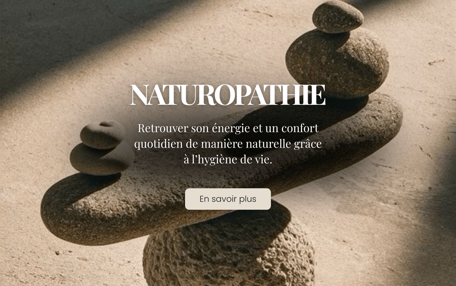 Naturopathie : galets en équilibre symbolisant la santé naturelle et l'harmonie du corps.