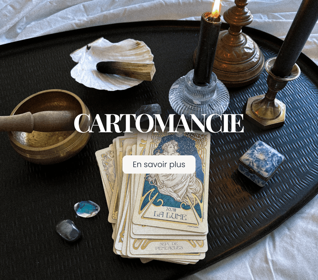 Cartomancie : Un tirage de tarot (carte de La Lune), un bol chantant et des objets sacrés sur un plateau noir.