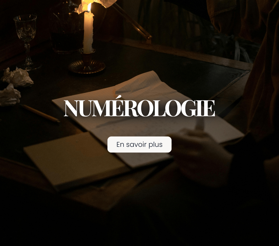 Numérologie : Un carnet ouvert, une bougie allumée et une main qui écrit dans une ambiance tamisée.