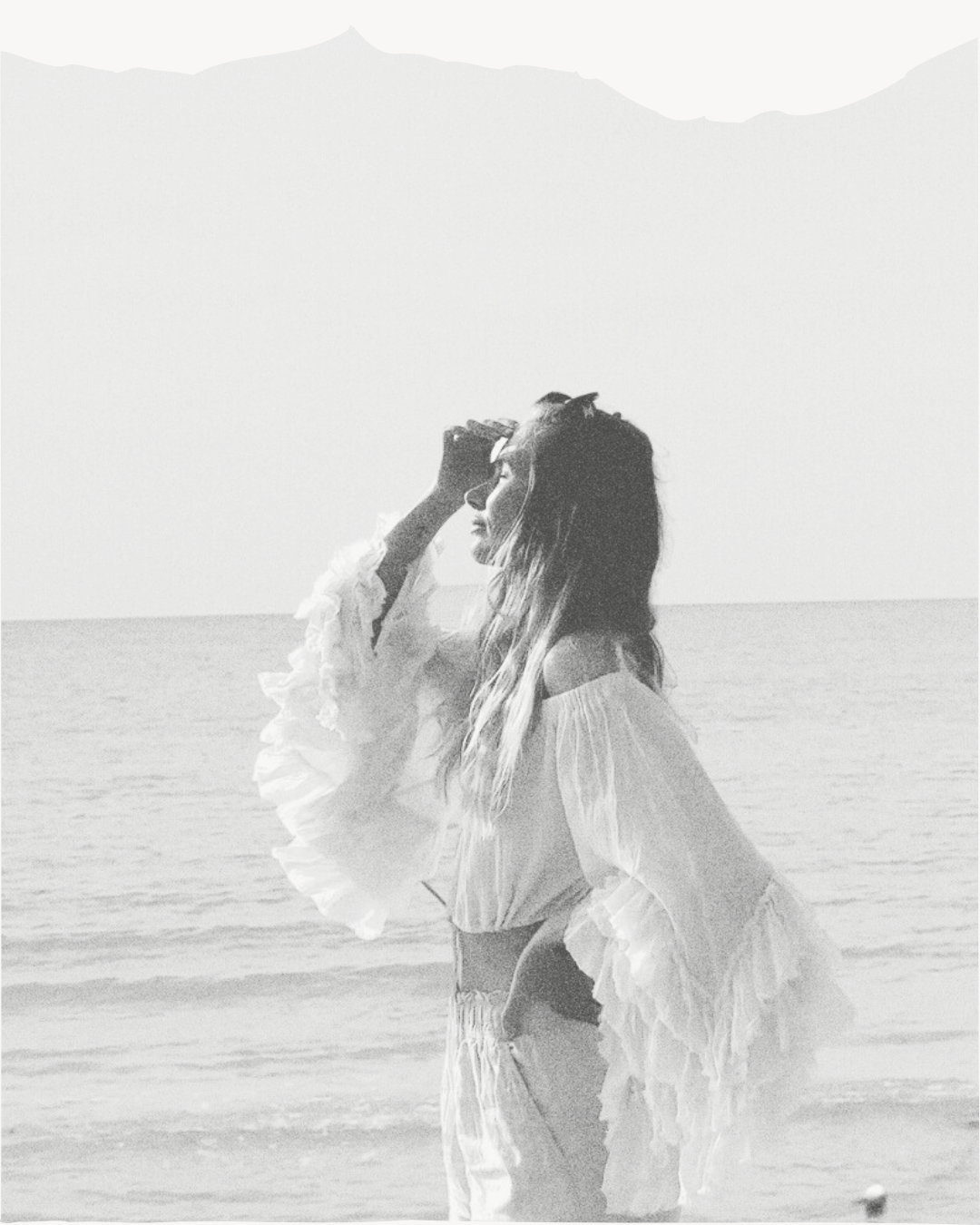 Portrait de Louna, naturopathe et guide intuitive, face à l'océan - Bloom with Louna.