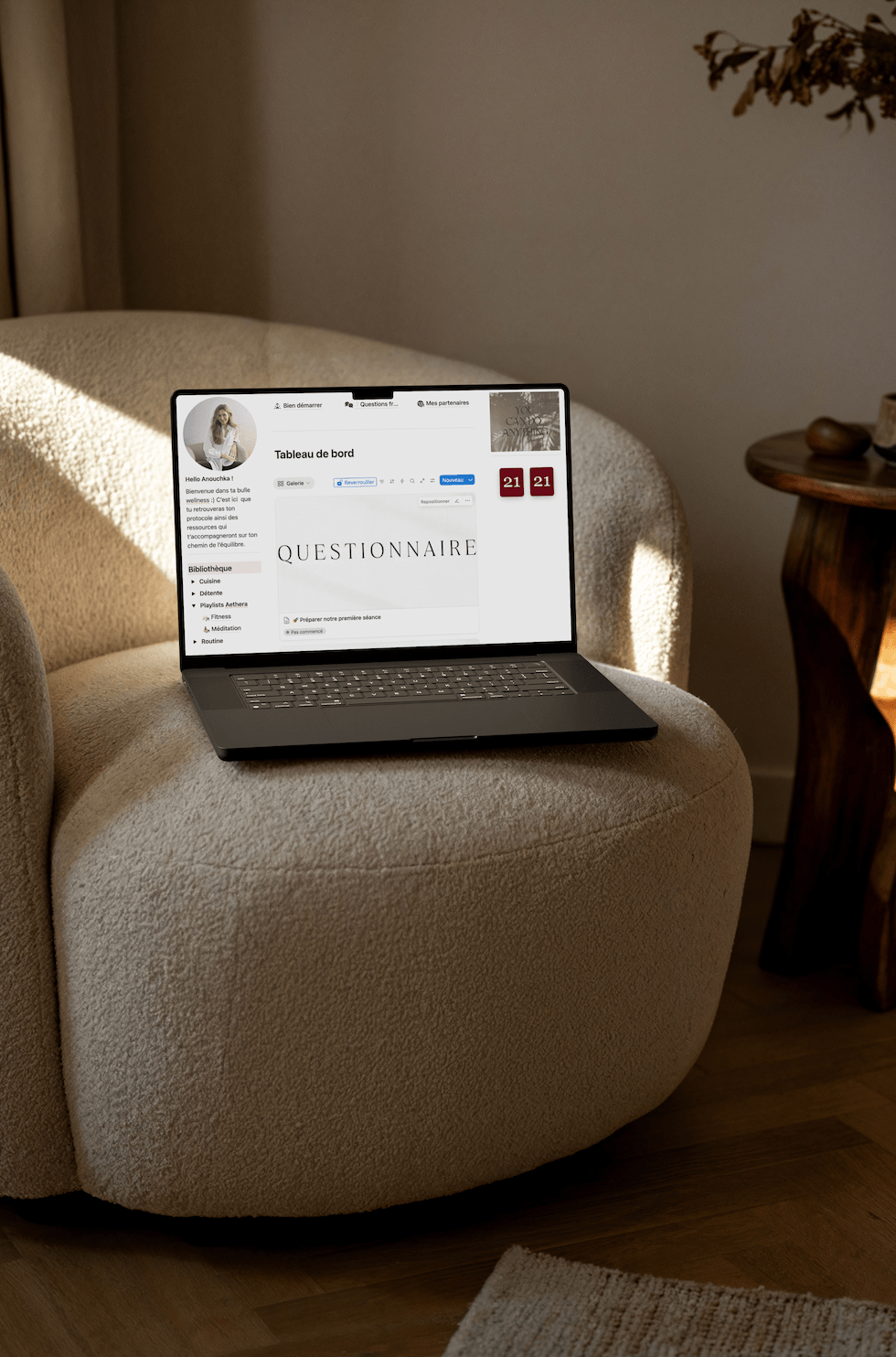 Portrait de Louna, naturopathe et guide intuitive, face à l'océan - Bloom with Louna.