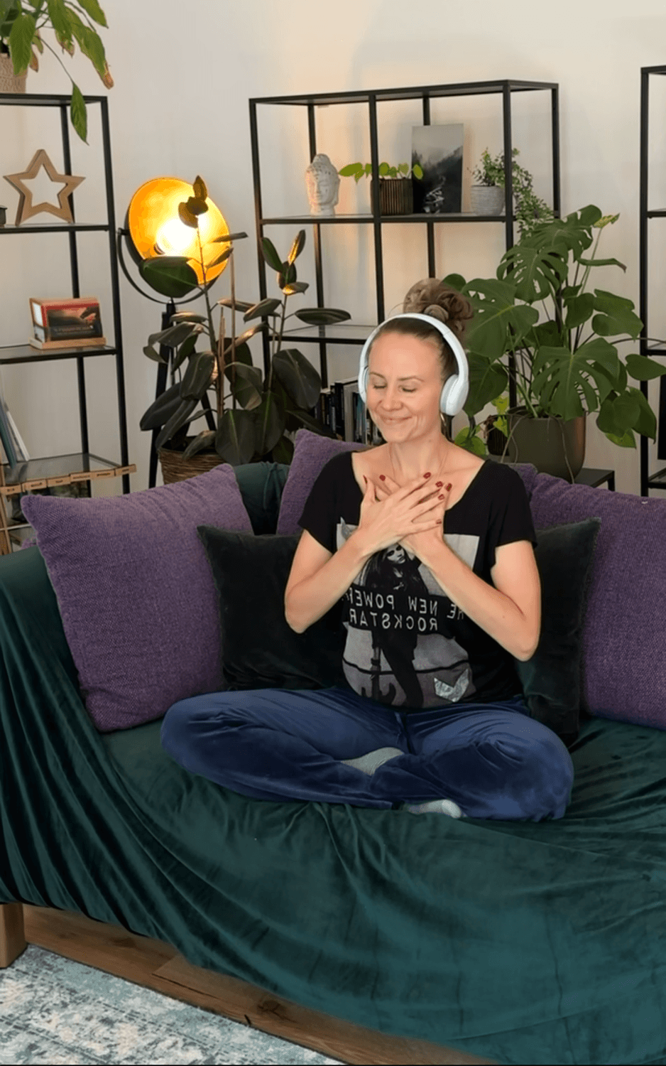 Tanja hört entspannt die Fülle-Hypnose