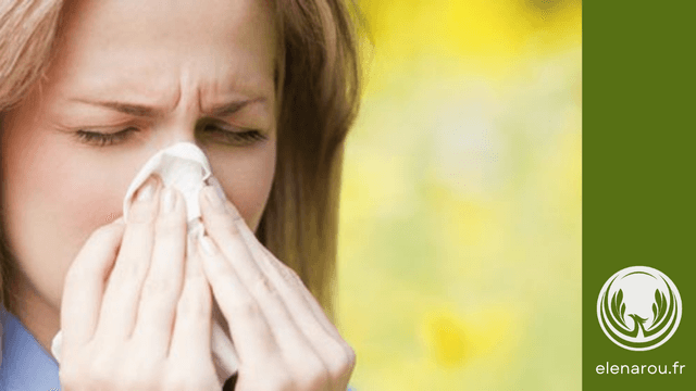 femme allergique qui éternue